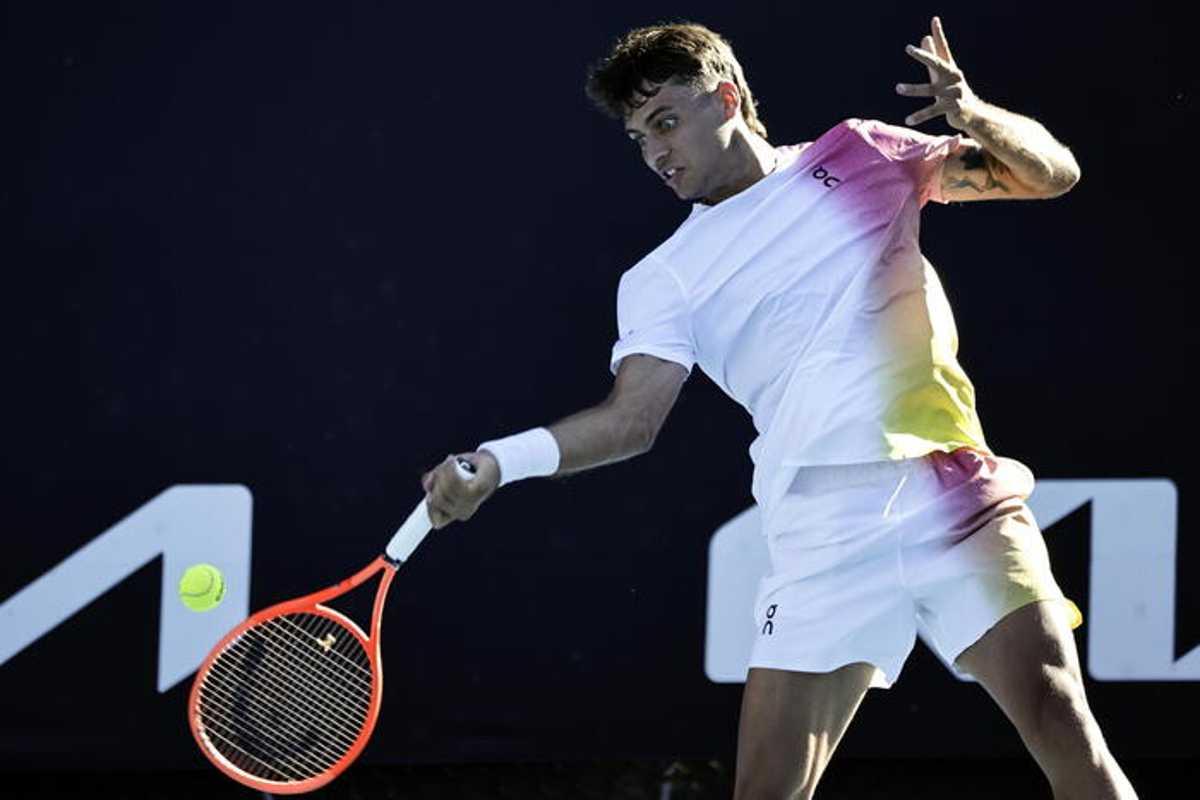Etcheverry trionfa su Cobolli in una battaglia di quattro set all'Australian Open
