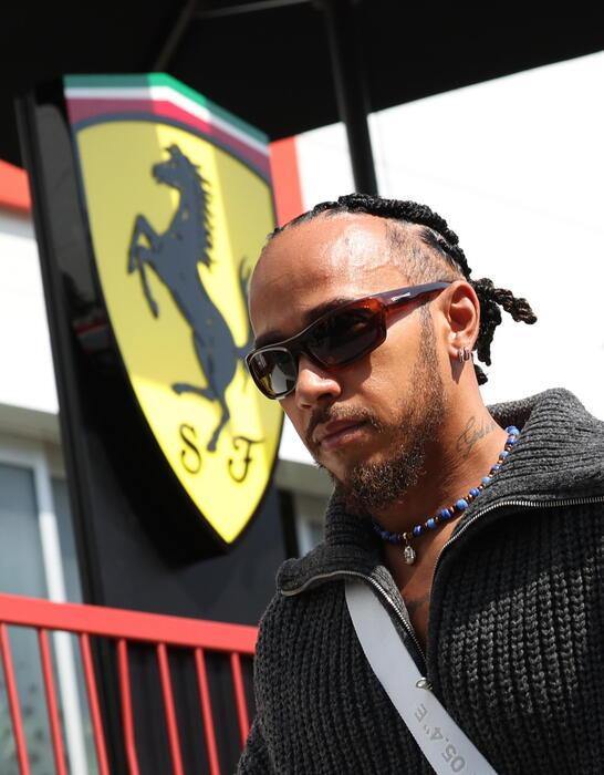 Hamilton sorprende: il primo casco giallo in pista cambia le regole del gioco
