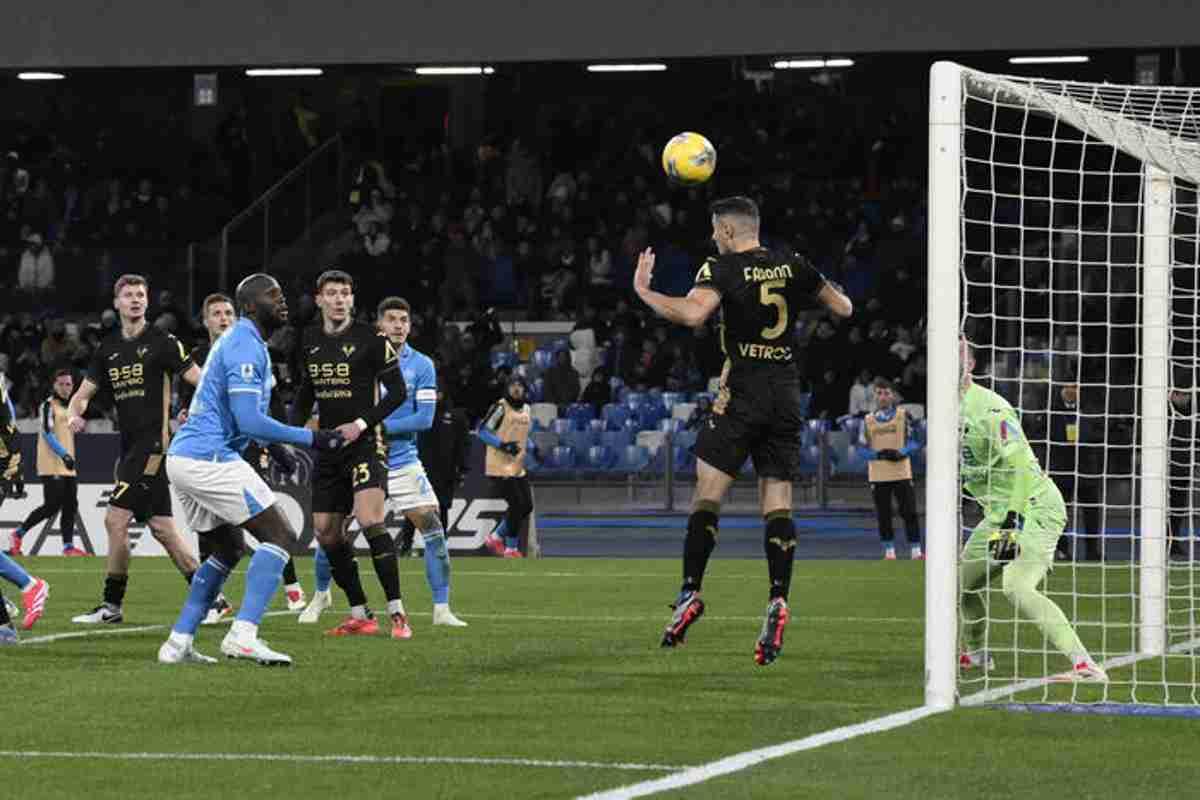 Napoli Trionfa: 2-0 sul Verona e Resta in Corsa per il Titolo!