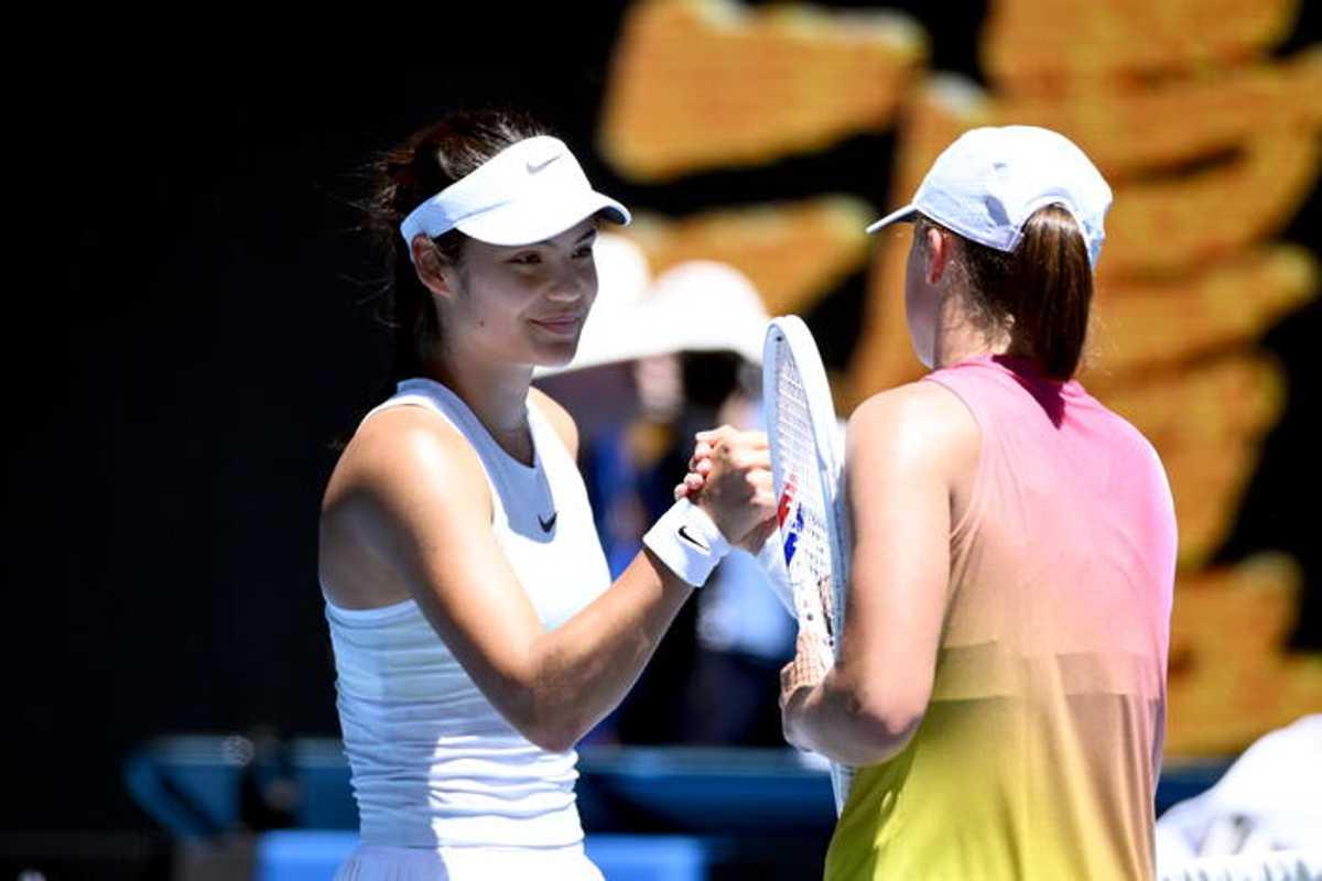 Swiatek avanza agli ottavi dell'Australian Open concedendo solo un game a Raducanu