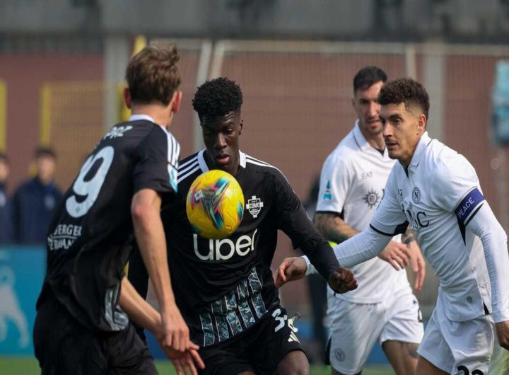 Como sorprende il Napoli con una squadra di giovani talenti