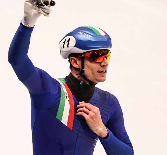 Milano-Cortina a un anno: la storia di famiglia di Sighel nel short track