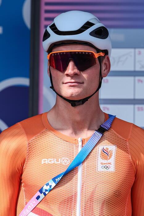 Van der Poel trionfa ai Mondiali di ciclocross, battendo Van Aert in una gara emozionante