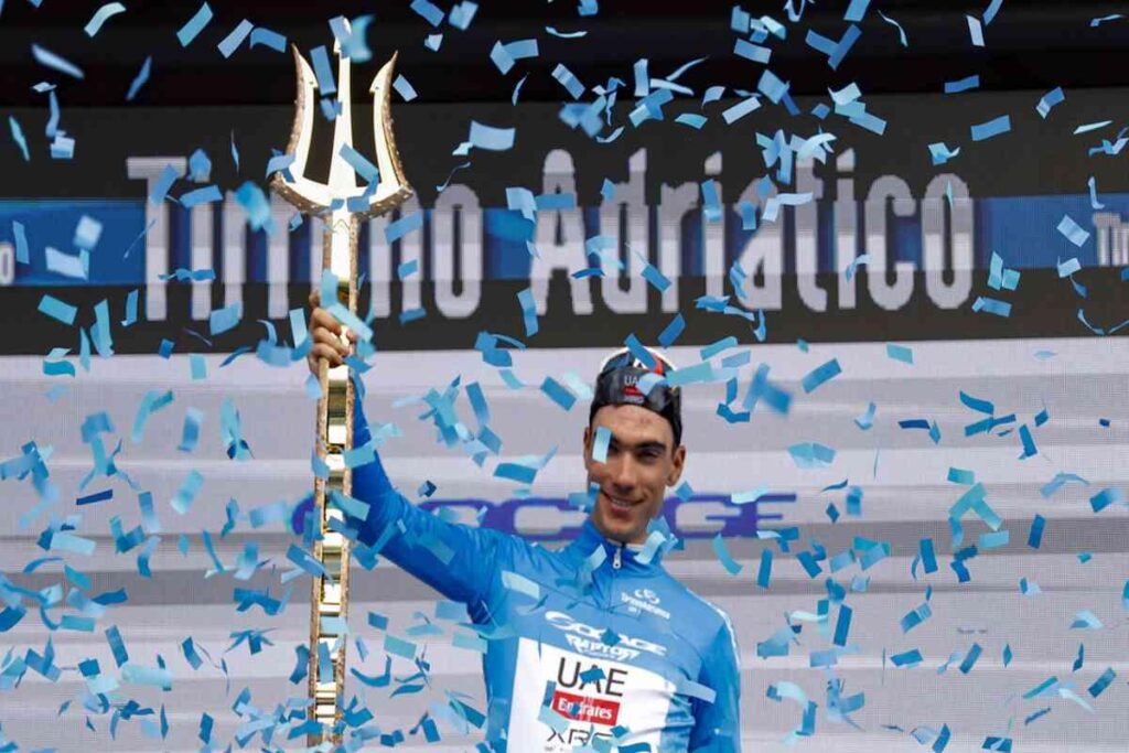 Ayuso trionfa alla Tirreno-Adriatico con una vittoria emozionante a Milano