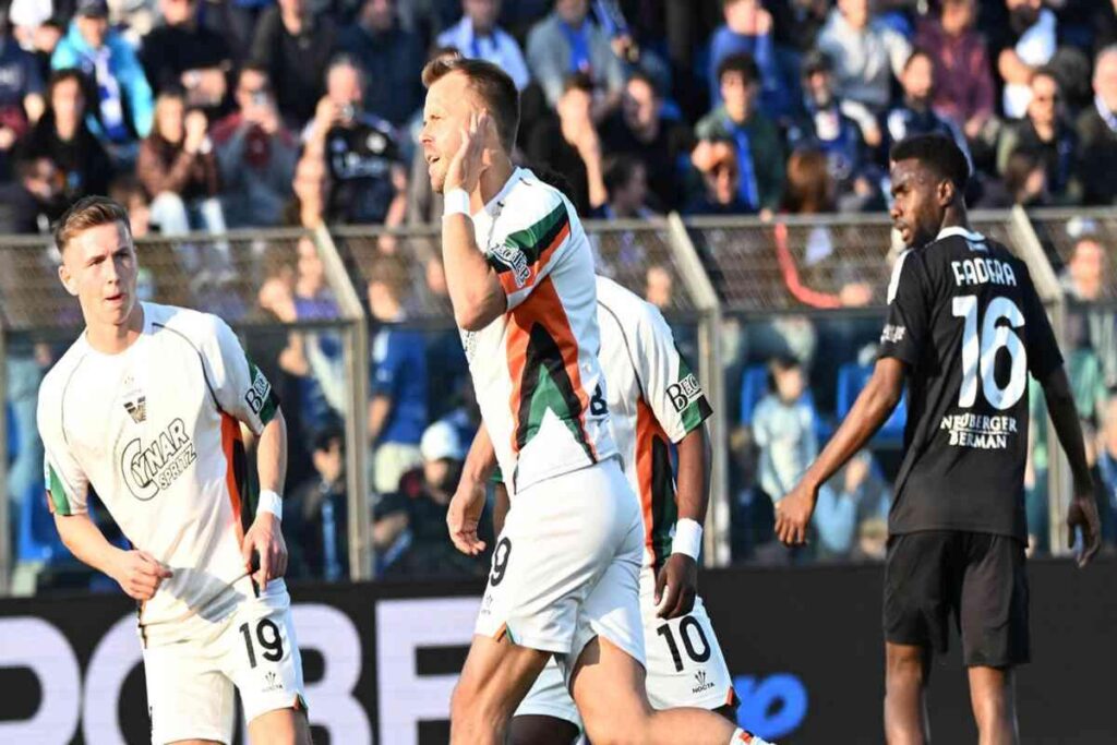Como e Venezia si dividono la posta in palio in un match equilibrato