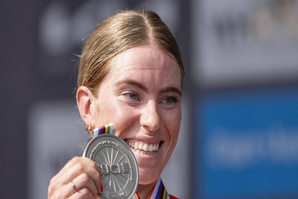 Demi Vollering conquista le Strade Bianche femminile con una prestazione straordinaria