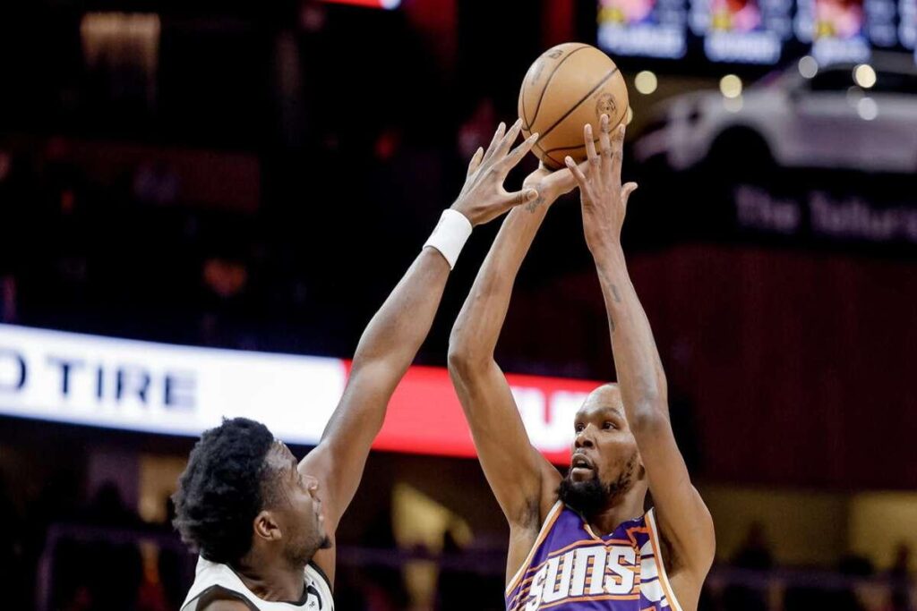 Durant guida Phoenix verso la vittoria mentre Cleveland colleziona il quarto ko consecutivo