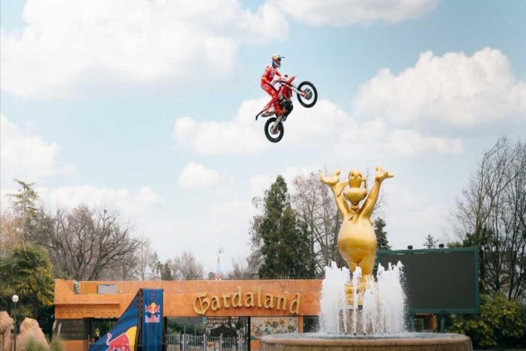 Enduro e trial freestyle: la sfida Red Bull conquista Gardaland Resort