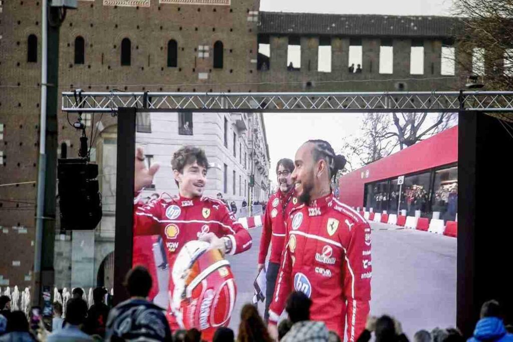 Ferrari in scena a Milano: il duetto mondiale tra Leclerc e Hamilton