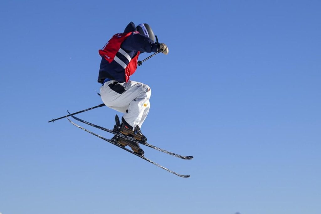 Flora Tabanelli conquista la Coppa del mondo di Freeski Park con una performance straordinaria
