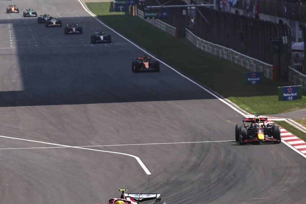 Hamilton trionfa nella Sprint del GP di Shanghai con una corsa emozionante