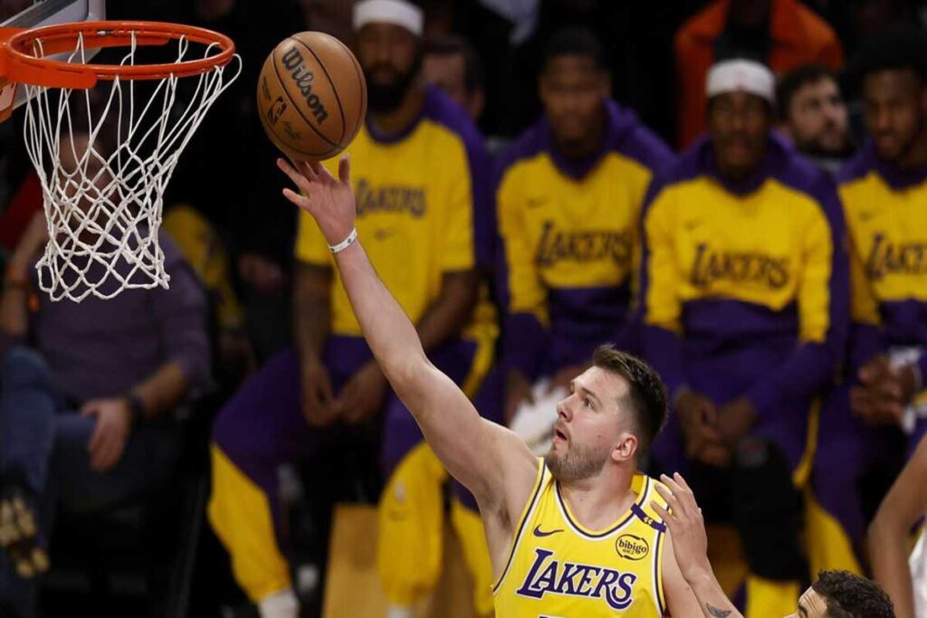James e Doncic brillano: i Lakers ritrovano la vittoria