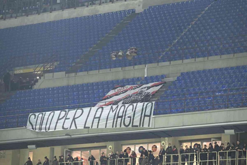 La curva del Milan si fa sentire: 'Cardinale vattene' in una contestazione infuocata