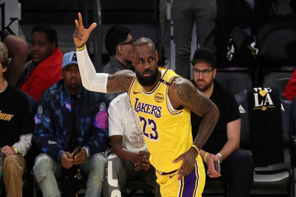 LeBron decide la partita all'ultimo secondo e riporta i Lakers alla vittoria