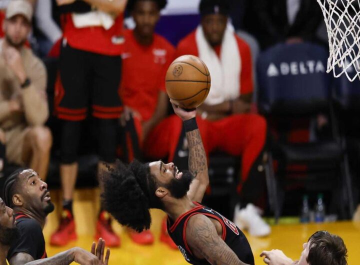 LeBron rientra, ma i Bulls dominano i Lakers in una sfida epica