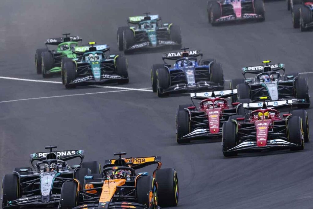 McLaren sorprende in testa alla gara, Leclerc supera Hamilton