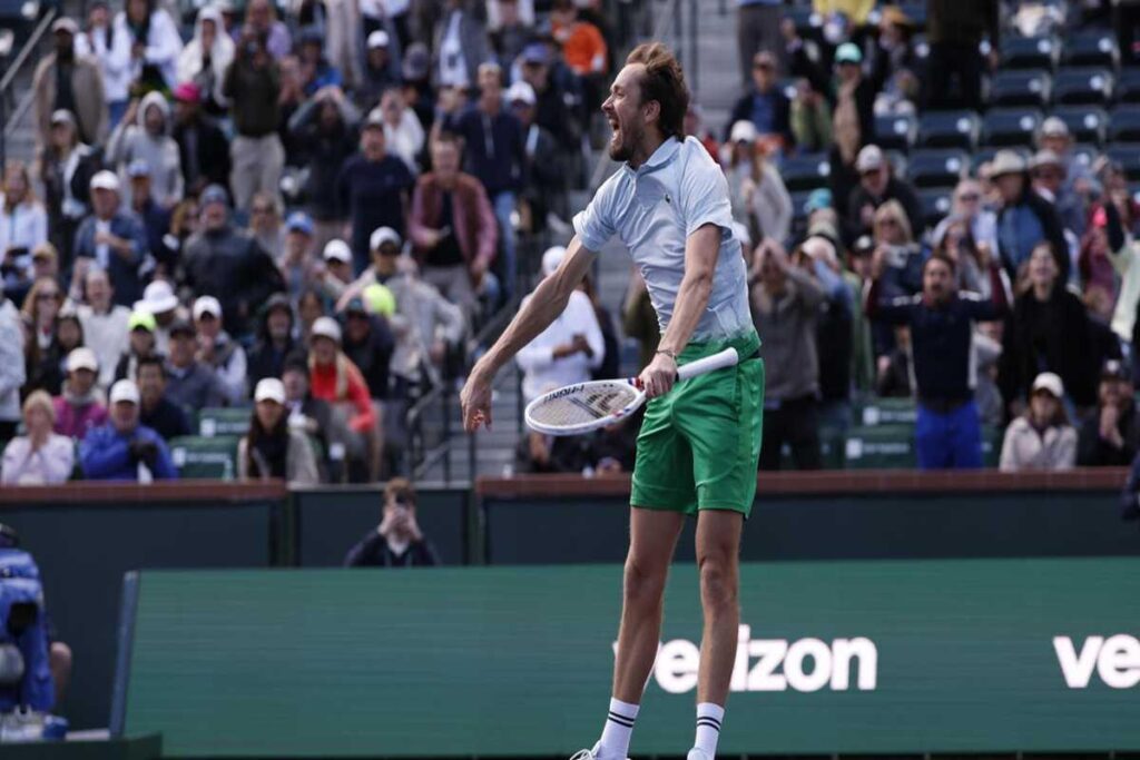 Medvedev trionfa a Indian Wells e celebra come un calciatore dopo il gol