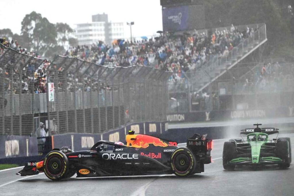 Melbourne sotto la pioggia: Norris festeggia mentre le Ferrari affondano
