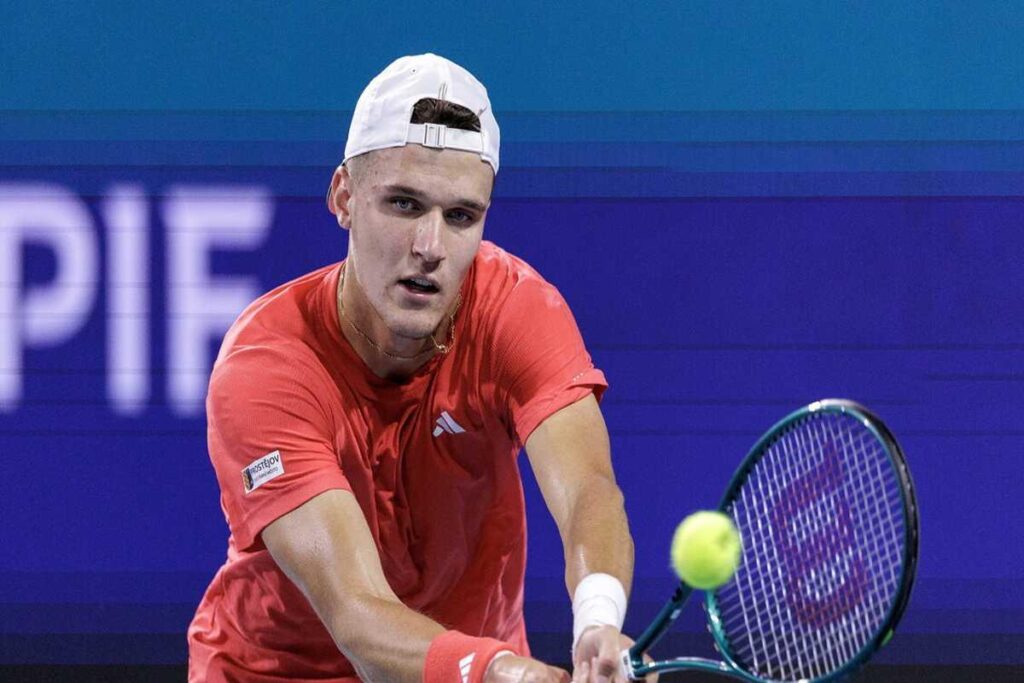 Mensik sorprende Djokovic e trionfa nel 1000 di Miami