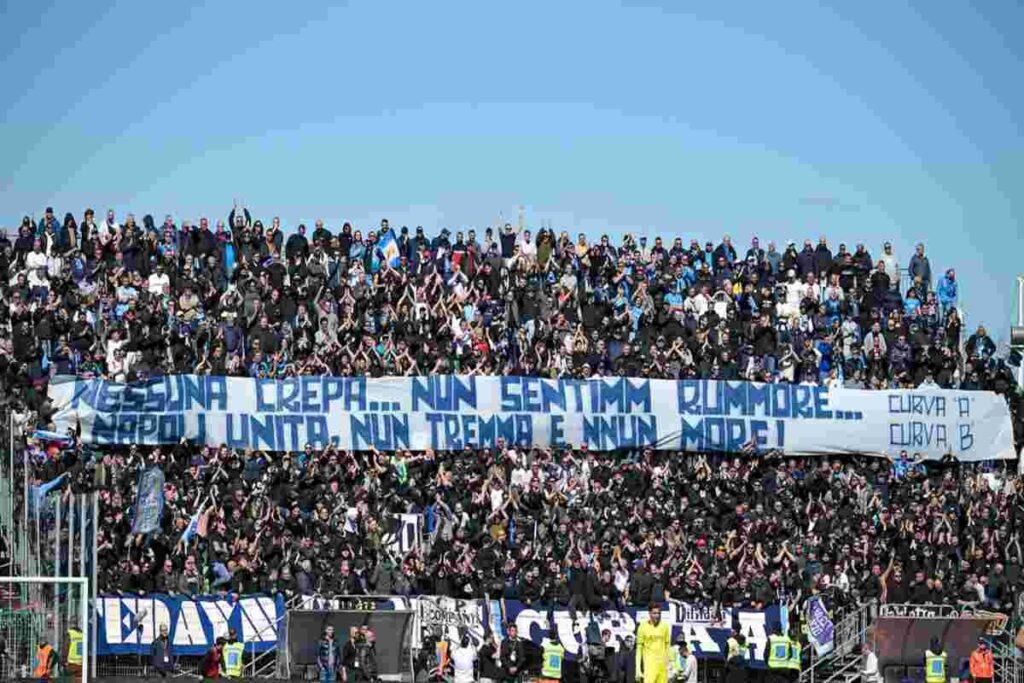 Napoli in festa: i tifosi proclamano la città unita non trema e non muore