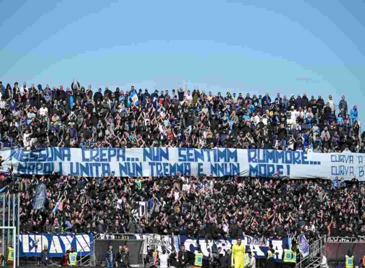 Napoli in festa: i tifosi proclamano la città unita non trema e non muore