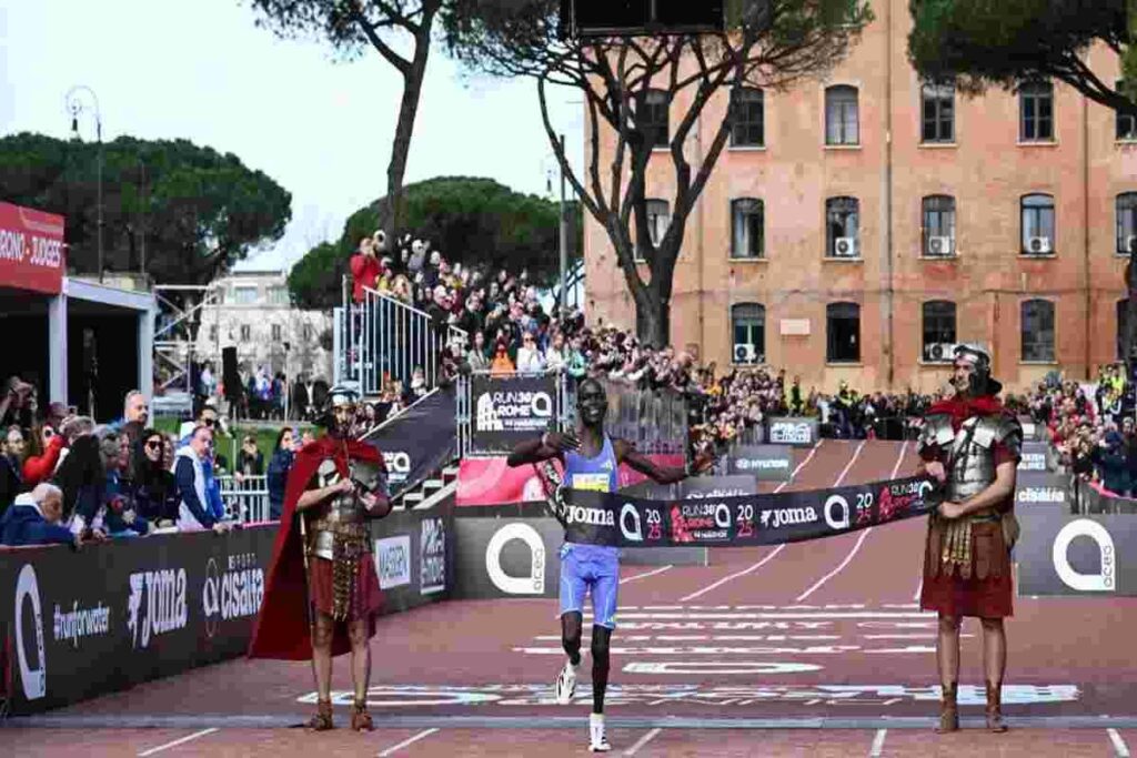 Ngeno trionfa alla maratona di Roma, Chepkwony conquista il bis tra le donne