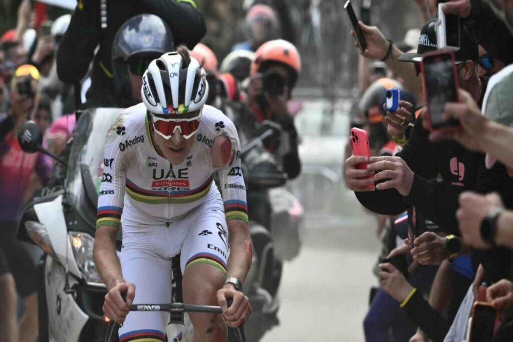 Pogacar risorge dopo la caduta e conquista il tris nella Strade Bianche 2025