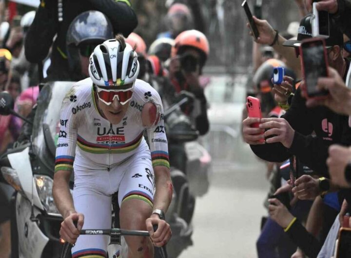 Pogacar risorge dopo la caduta e conquista il tris nella Strade Bianche 2025