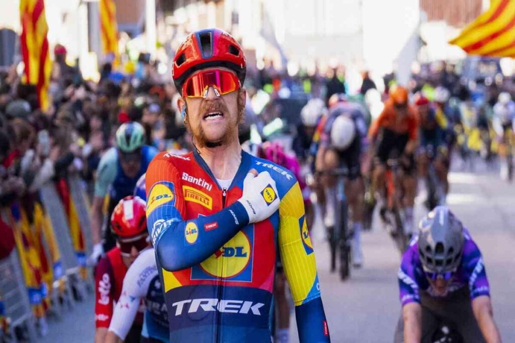 Simmons trionfa nella sesta tappa del Giro di Catalogna, nonostante il vento avverso