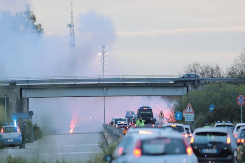 Tifosi in rivolta: scontri tra sostenitori e polizia durante Lecce-Roma