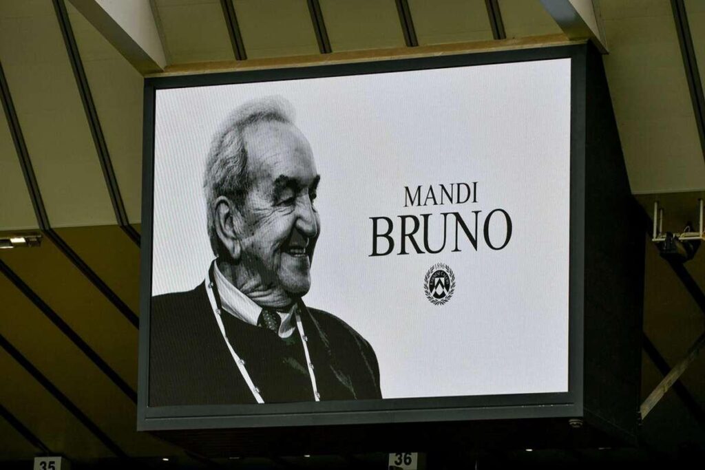 Udine ricorda Pizzul con un emozionante minuto di silenzio