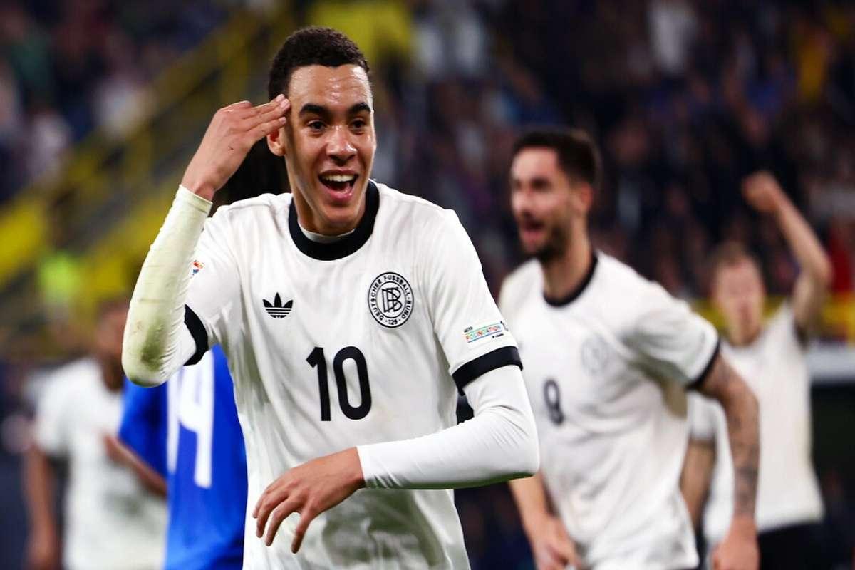 Un raccattapalle diventa l'eroe di Dortmund con un gol incredibile