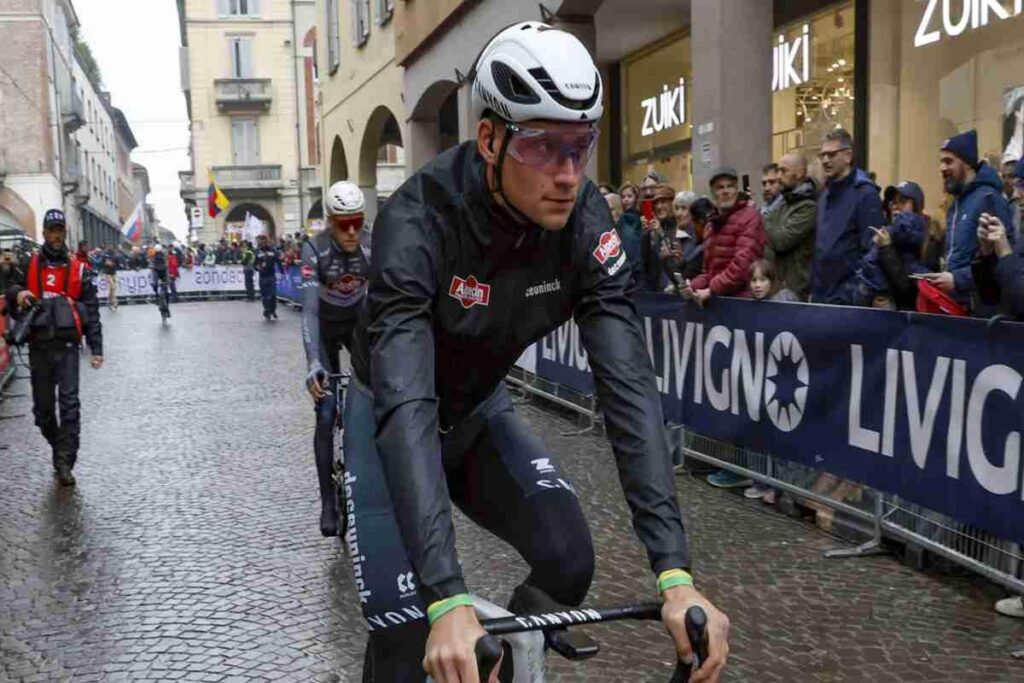 Van der Poel conquista la Milano-Sanremo con una prestazione straordinaria