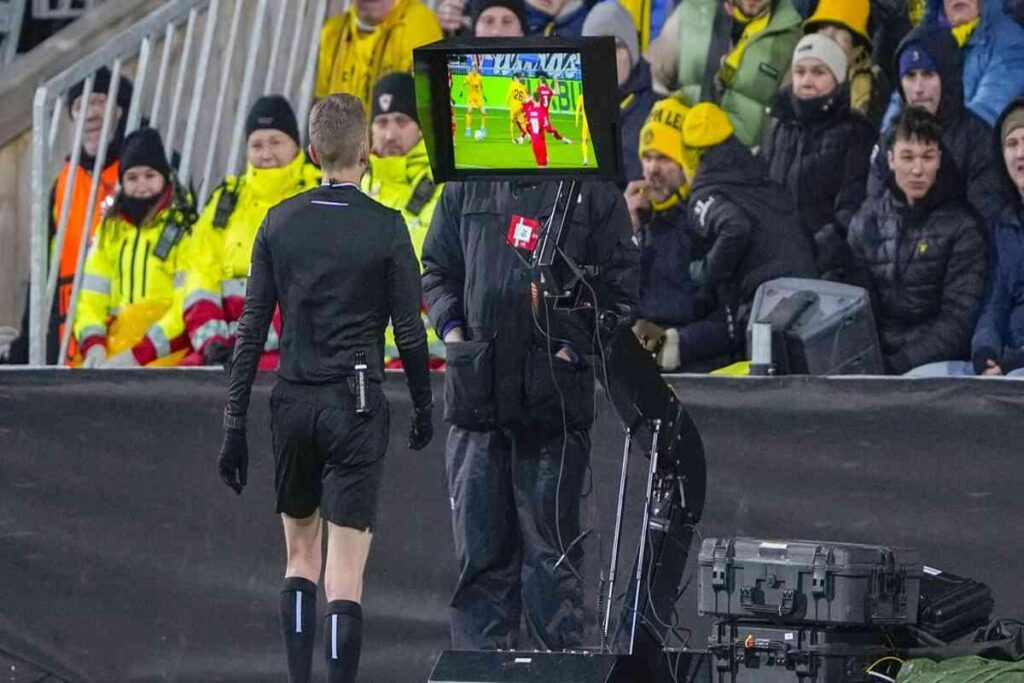 Var e audio dell'arbitro: novità che cambiano il volto del calcio italiano