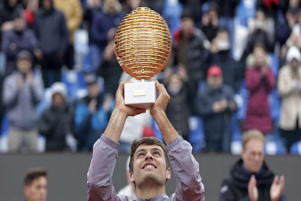 Bove festeggia sui social il trionfo dell'amico Cobolli nel tennis