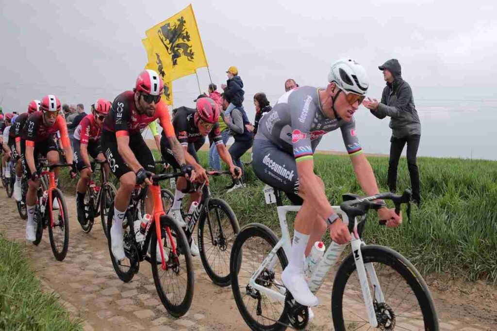 Ciclismo: il gesto clamoroso di un fan contro Van der Poel finisce in commissariato