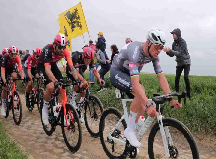 Ciclismo: il gesto clamoroso di un fan contro Van der Poel finisce in commissariato