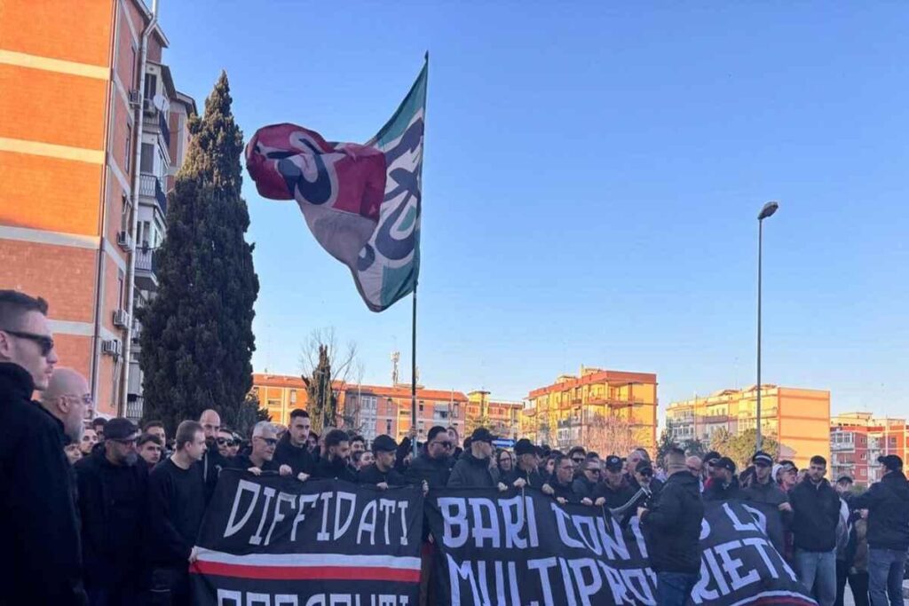 Decaro dialoga con i tifosi del Bari mentre gli ultras protestano contro la multiproprietà