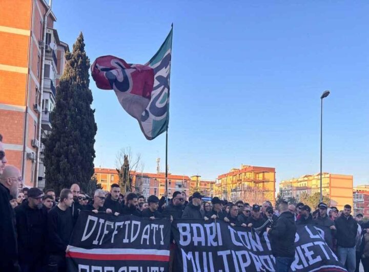 Decaro dialoga con i tifosi del Bari mentre gli ultras protestano contro la multiproprietà