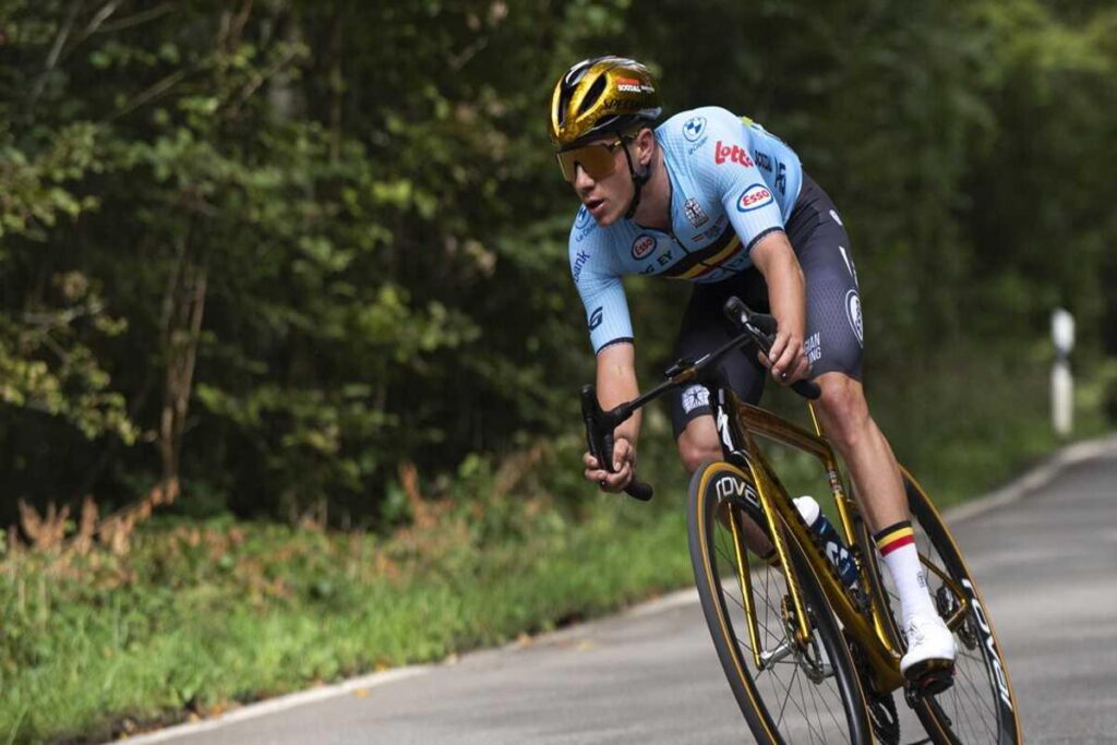 Evenepoel torna alla Freccia del Brabante e dedica la vittoria alla moglie