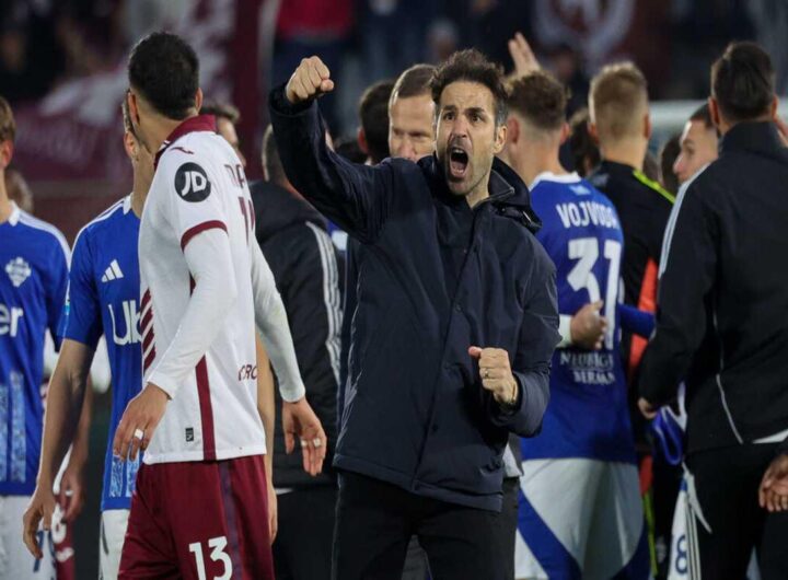 Fabregas celebra la vittoria fondamentale del Como