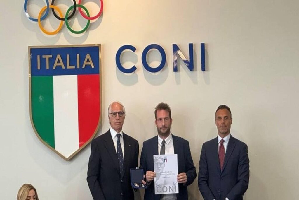 Facci, il campione della ginnastica, riceve la Stella d'Oro dal Coni