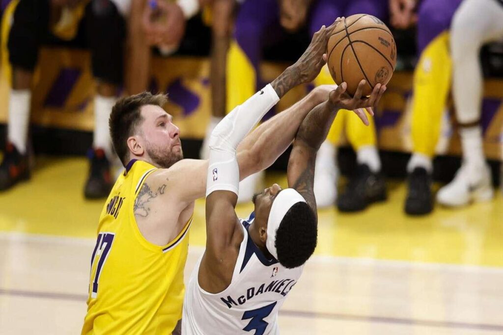 I Lakers si rialzano, Oklahoma e Indiana dominano con il 2-0 nei playoff NBA