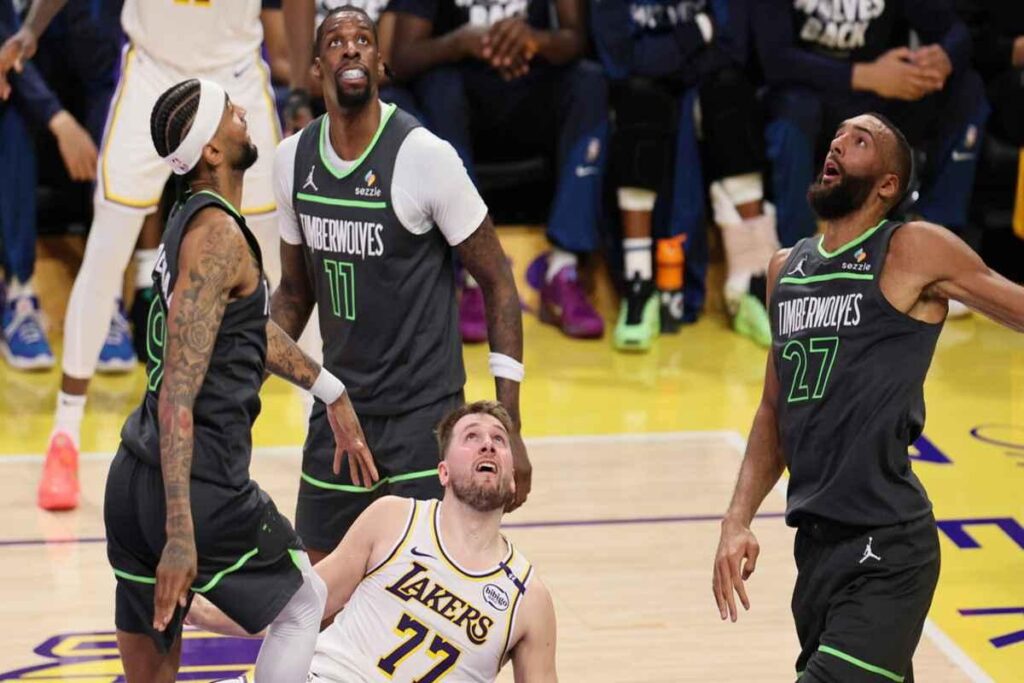 I Los Angeles Lakers inciampano all'inizio dei playoff NBA