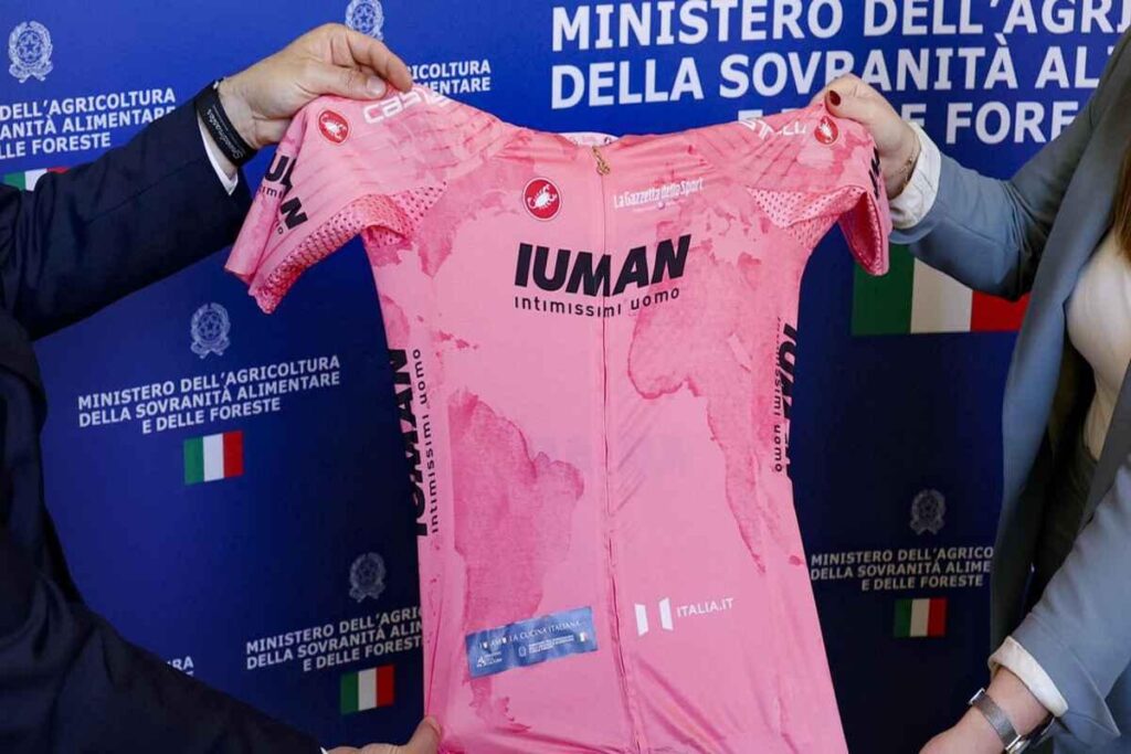 Il Giro d'Italia rende omaggio a Francesco con una tappa dal Vaticano