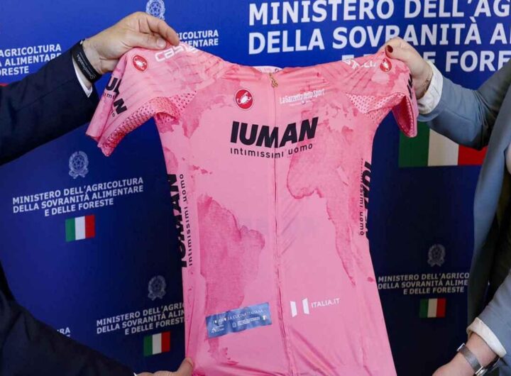 Il Giro d'Italia rende omaggio a Francesco con una tappa dal Vaticano