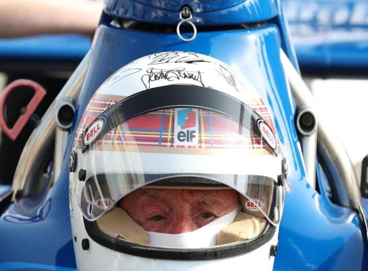 Il casco di Jackie Stewart si arricchisce della firma di Schumacher