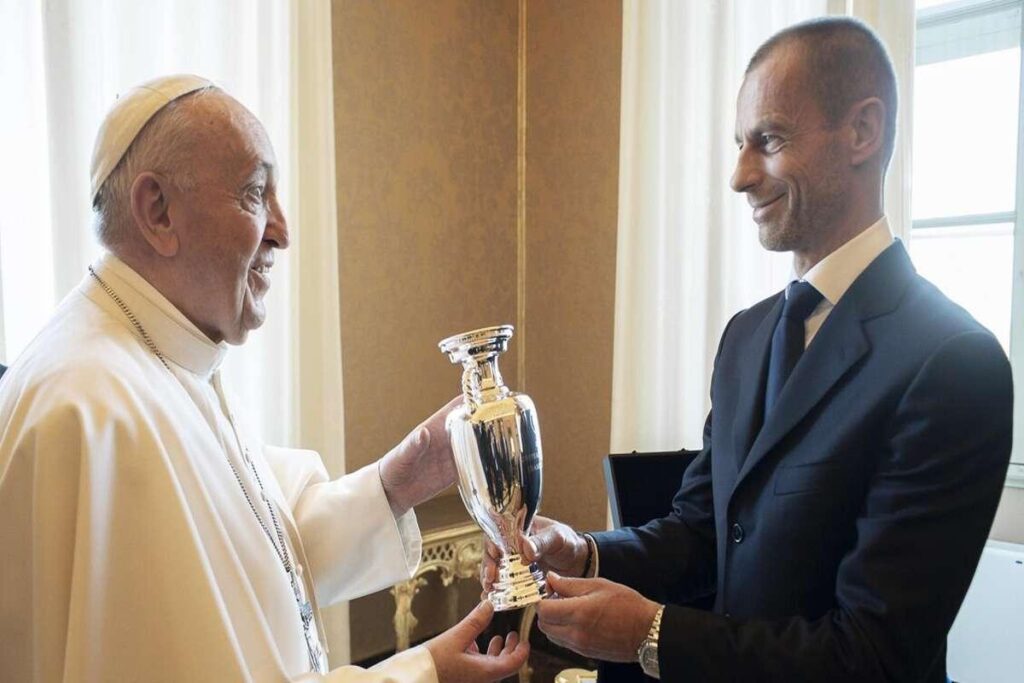 Il cordoglio dell'Uefa per la scomparsa del Papa: Ceferin lo definisce un faro di speranza