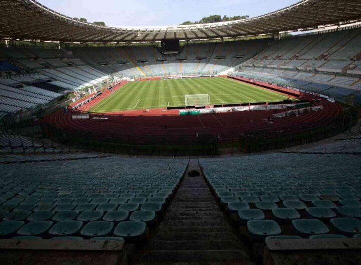 Il giovane arbitro aggredito riceve un invito speciale al derby di Roma
