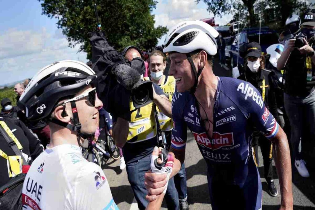 La battaglia epica tra Van der Poel e Pogacar sul pavé del Giro delle Fiandre
